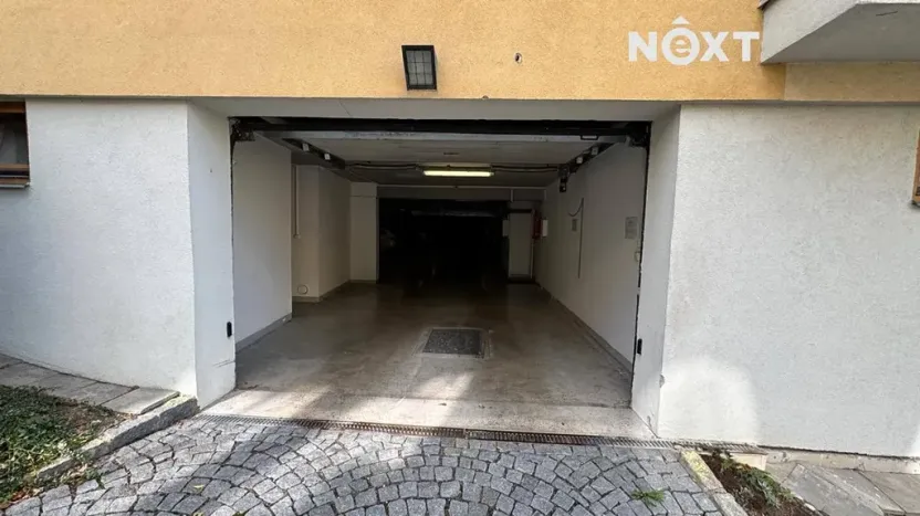 Pronájem garážového stání, Praha - Břevnov, Hošťálkova, 15 m2