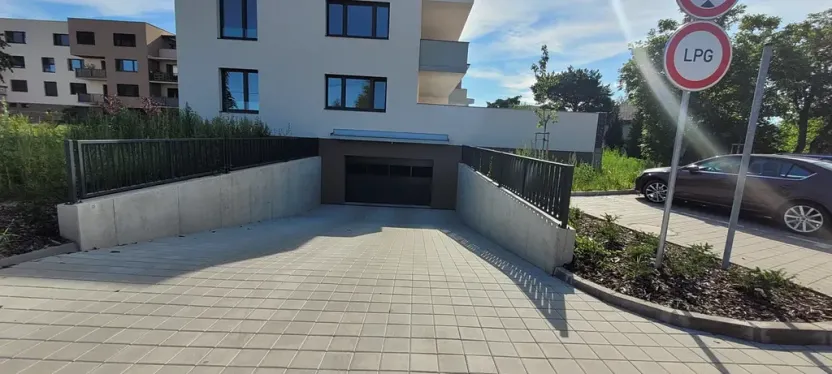 Pronájem garážového stání, Hradec Králové, Odlehlá, 14 m2