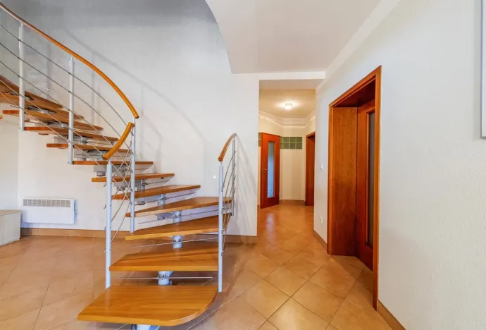 Prodej rodinného domu, Okrouhlá, 310 m2