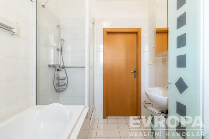 Prodej bytu 3+kk, Praha - Újezd, Pastevců, 70 m2