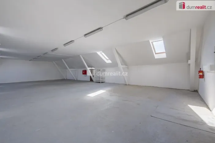 Pronájem výrobních prostor, Doksy, Václ. Plecitého, 4300 m2