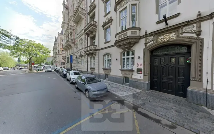 Pronájem garážového stání, Praha - Smíchov, Janáčkovo nábřeží, 15 m2