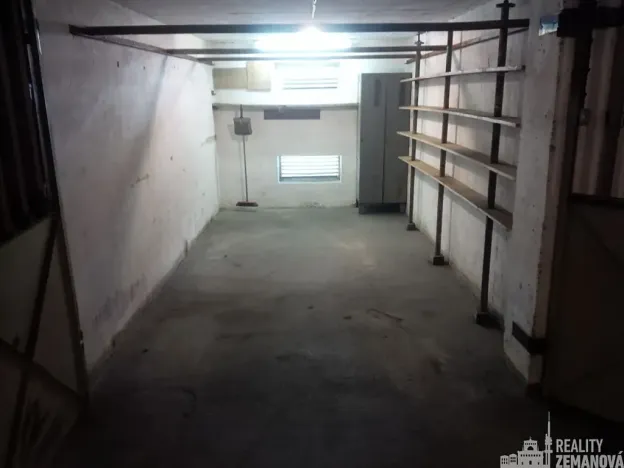 Pronájem garážového stání, Praha - Podolí, Kubištova, 17 m2