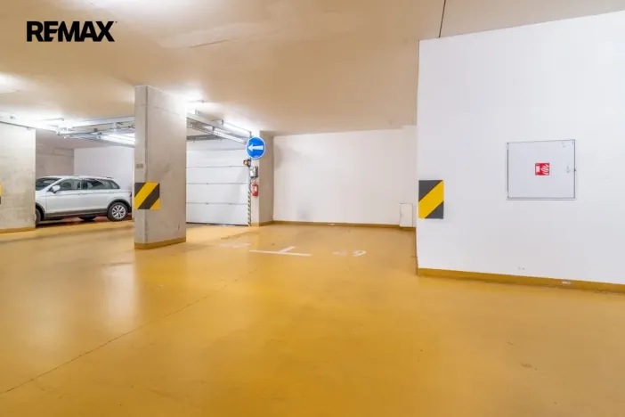 Prodej garážového stání, Praha - Nusle, Bartoškova, 13 m2