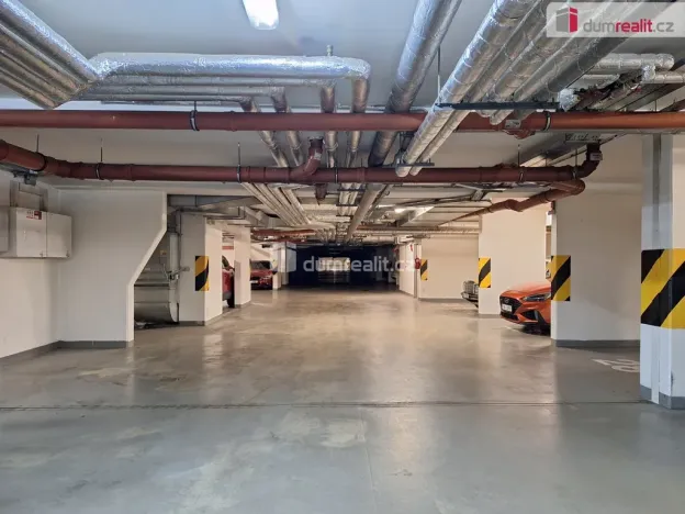 Pronájem garáže, Praha - Strašnice, Názovská, 12 m2