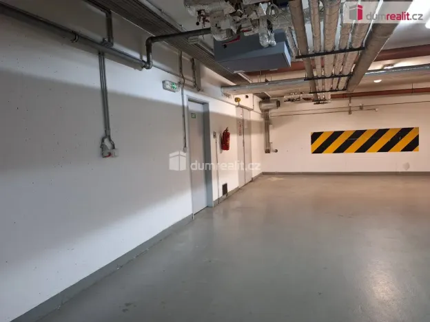 Pronájem garáže, Praha - Strašnice, Názovská, 12 m2