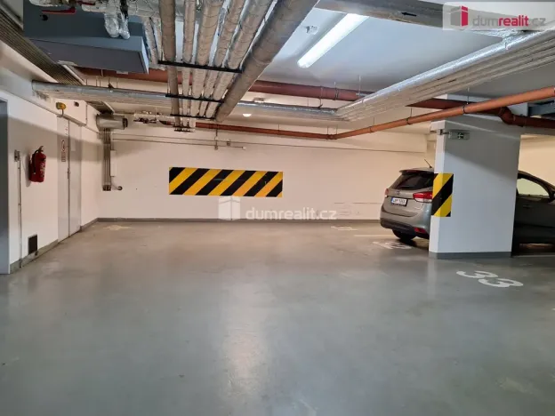 Pronájem garáže, Praha - Strašnice, Názovská, 12 m2