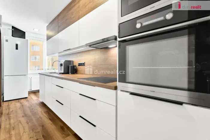 Prodej bytu 3+1, Karlovy Vary - Bohatice, Ostrovská, 76 m2