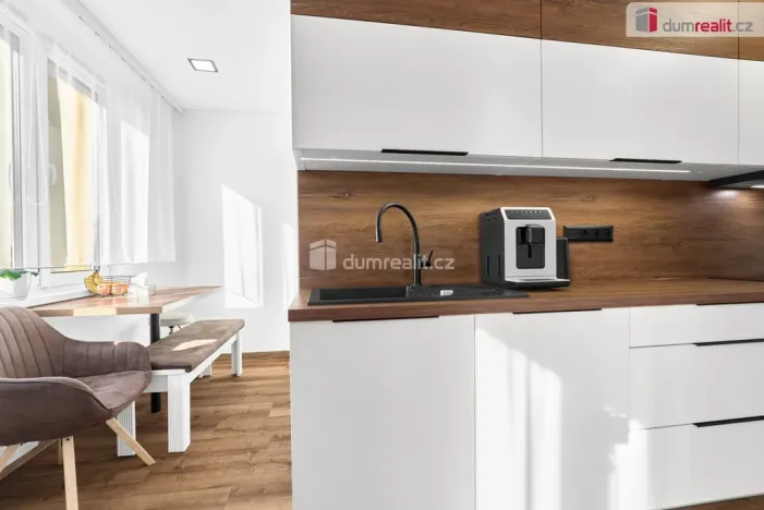 Prodej bytu 3+1, Karlovy Vary - Bohatice, Ostrovská, 76 m2