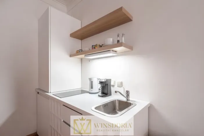 Pronájem bytu 1+kk, Praha, Eliášova, 28 m2