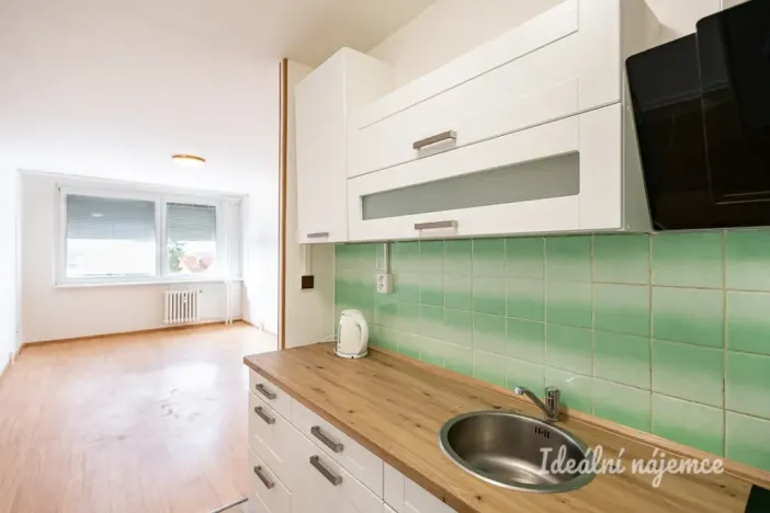 Pronájem bytu 2+kk, Praha - Petrovice, Lessnerova, 43 m2