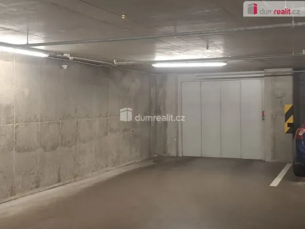 Pronájem garáže, Praha - Žižkov, Jeseniova, 14 m2