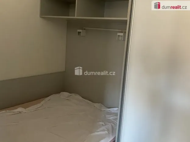 Pronájem bytu 1+kk, Praha - Kobylisy, Klapkova, 35 m2