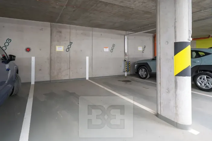 Pronájem garážového stání, Praha - Radlice, U Komína, 15 m2