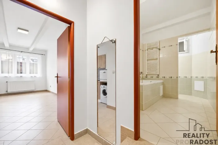 Pronájem bytu 2+kk, Pardubice, Pernerova, 55 m2