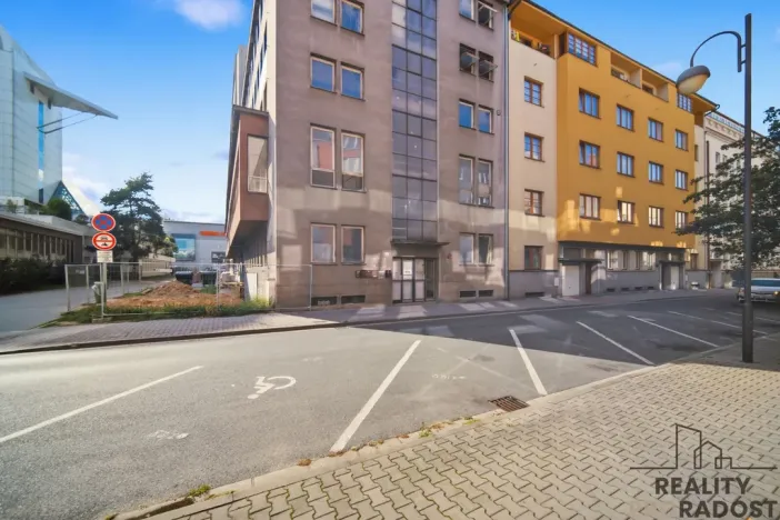 Pronájem bytu 2+kk, Pardubice, Pernerova, 55 m2