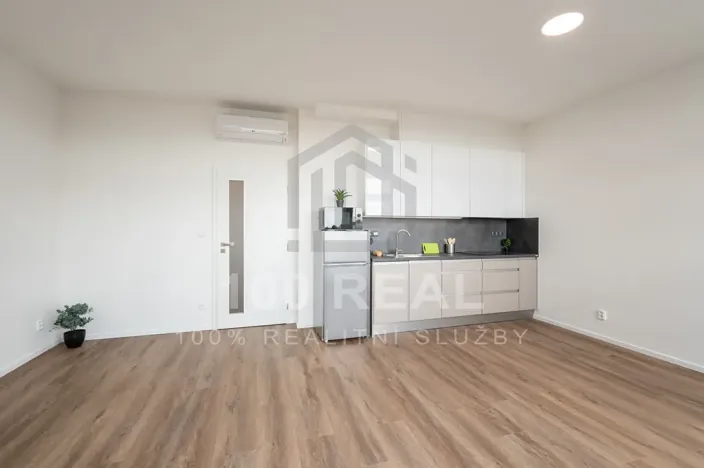 Pronájem bytu 1+kk, Pardubice, třída Míru, 37 m2