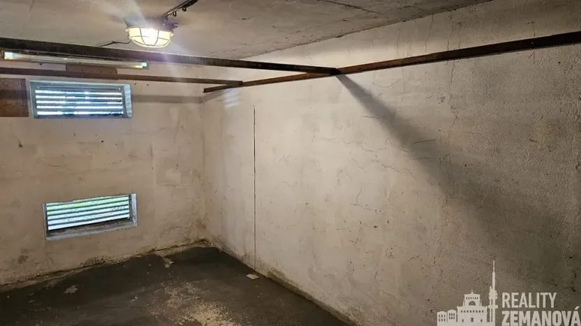 Pronájem garážového stání, Praha - Podolí, Kubištova, 17 m2