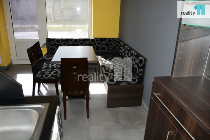 Pronájem komerční nemovitosti, Karlovy Vary - Dvory, Chebská, 34 m2