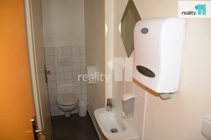 Pronájem komerční nemovitosti, Karlovy Vary - Dvory, Chebská, 34 m2