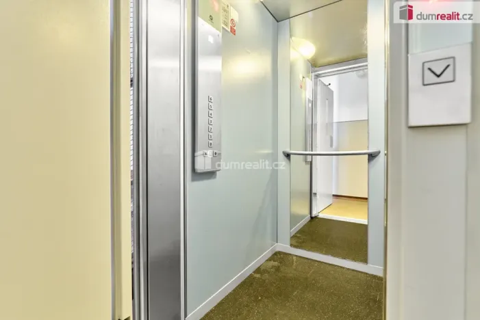 Prodej bytu 3+1, Ostrov, Májová, 69 m2