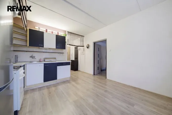 Prodej bytu 1+1, Karlovy Vary - Dvory, Chebská, 33 m2