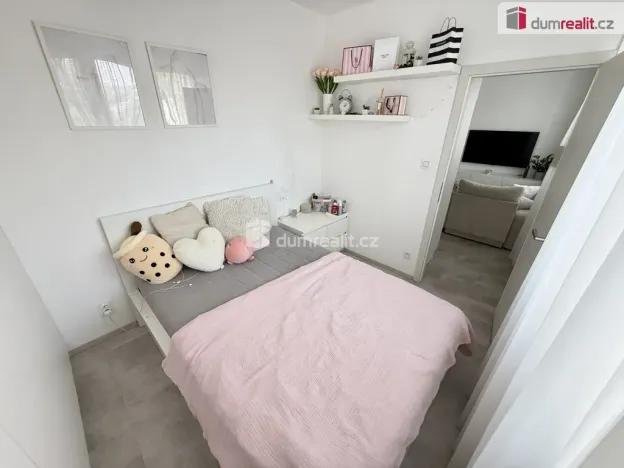 Pronájem bytu 2+kk, Kralupy nad Vltavou - Lobeček, nám. Mládežníků, 38 m2