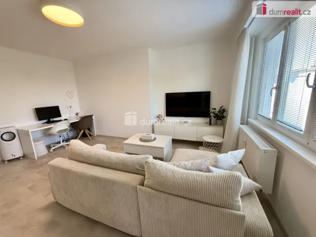 Pronájem bytu 2+kk, Kralupy nad Vltavou - Lobeček, nám. Mládežníků, 38 m2