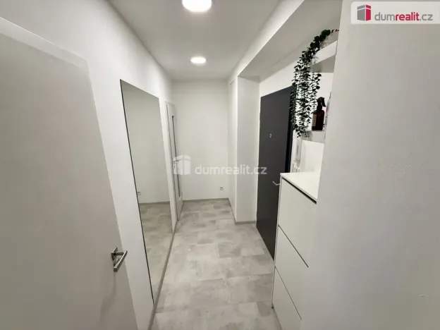 Pronájem bytu 2+kk, Kralupy nad Vltavou - Lobeček, nám. Mládežníků, 38 m2