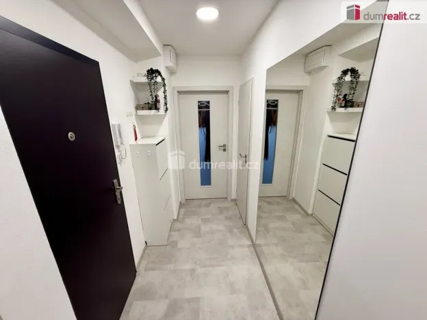 Pronájem bytu 2+kk, Kralupy nad Vltavou - Lobeček, nám. Mládežníků, 38 m2