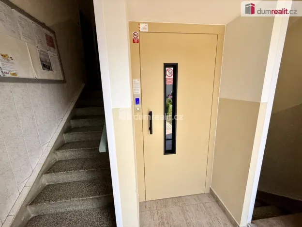 Pronájem bytu 2+kk, Kralupy nad Vltavou - Lobeček, nám. Mládežníků, 38 m2