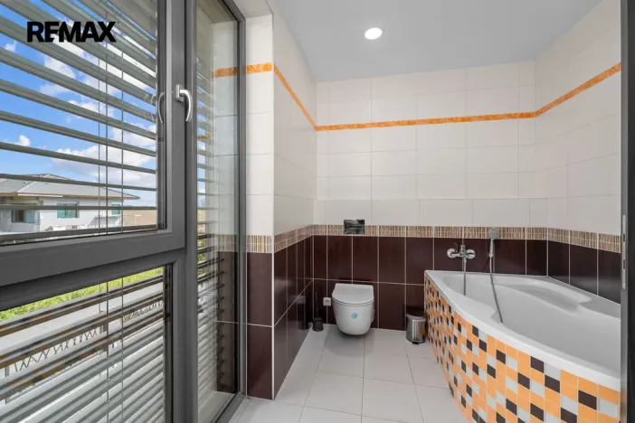 Prodej vícegeneračního domu, Praha - Křeslice, Ibišková, 304 m2