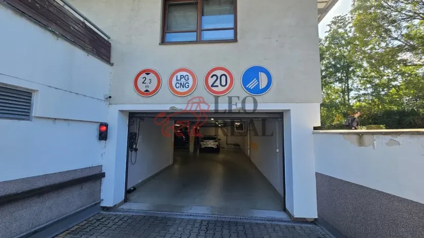 Pronájem garážového stání, Praha - Hostivař, Švehlova, 18 m2