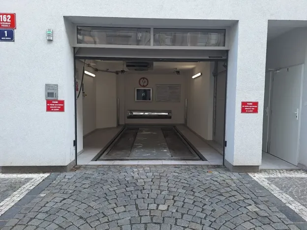Pronájem garážového stání, Praha - Vyšehrad, Neklanova, 15 m2
