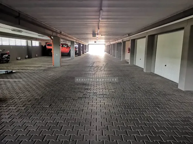 Pronájem garážového stání, Šlapanice, 15 m2
