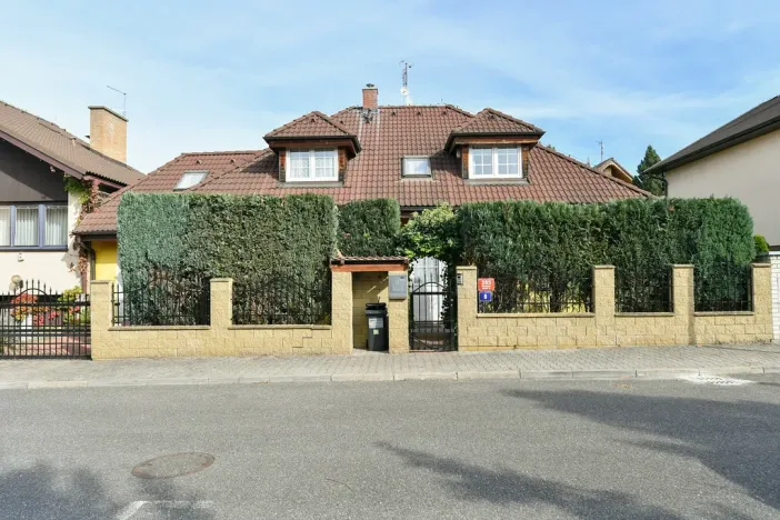 Pronájem rodinného domu, Praha - Štěrboholy, K valu, 220 m2