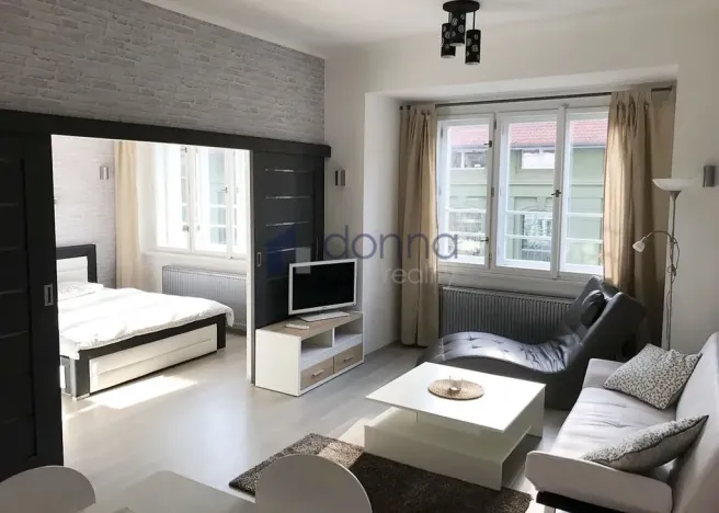 Pronájem bytu 2+kk, Praha, Pernerova, 50 m2
