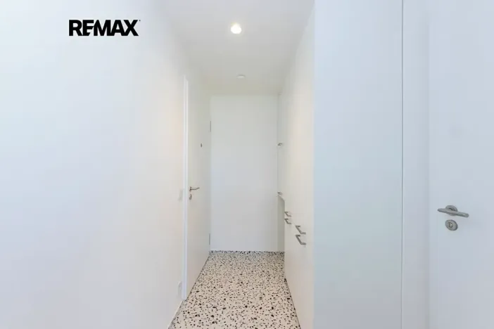 Pronájem bytu 1+kk, Praha - Radlice, U Komína, 37 m2