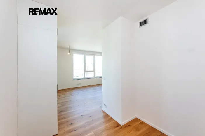Pronájem bytu 1+kk, Praha - Radlice, U Komína, 37 m2