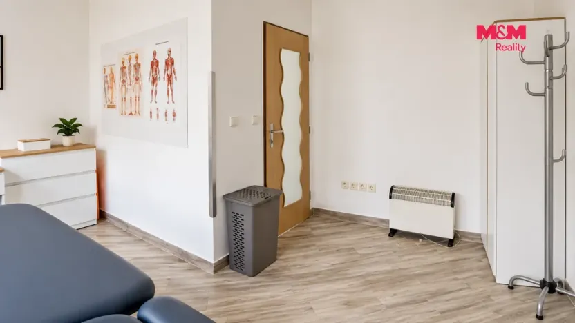 Pronájem obchodního prostoru, Hradec Králové, Komenského, 20 m2