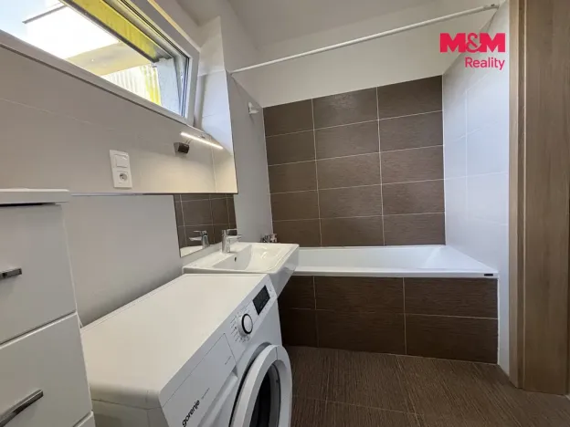 Pronájem bytu 1+kk, Praha, Počernická, 42 m2