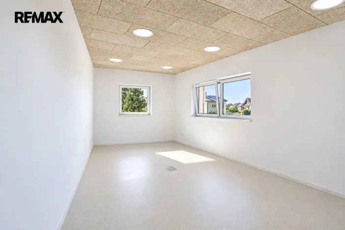 Pronájem kanceláře, Hradec Králové - Pražské Předměstí, Veverkova, 110 m2