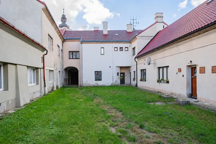 Prodej činžovního domu, Chlumec nad Cidlinou - Chlumec nad Cidlinou I, Klicperovo náměstí, 700 m2