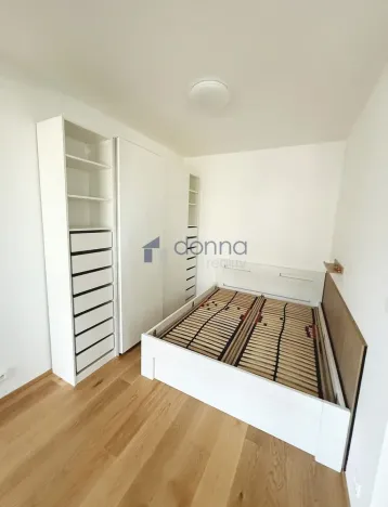 Pronájem bytu 1+kk, Praha, Vladimíra Kobranova, 39 m2