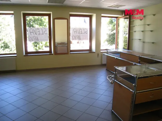 Prodej obchodního prostoru, Frenštát pod Radhoštěm, nám. Míru, 900 m2