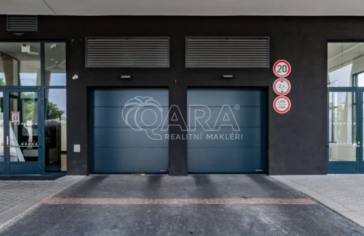 Pronájem garáže, Praha - Strašnice, Zvěřinova, 15 m2