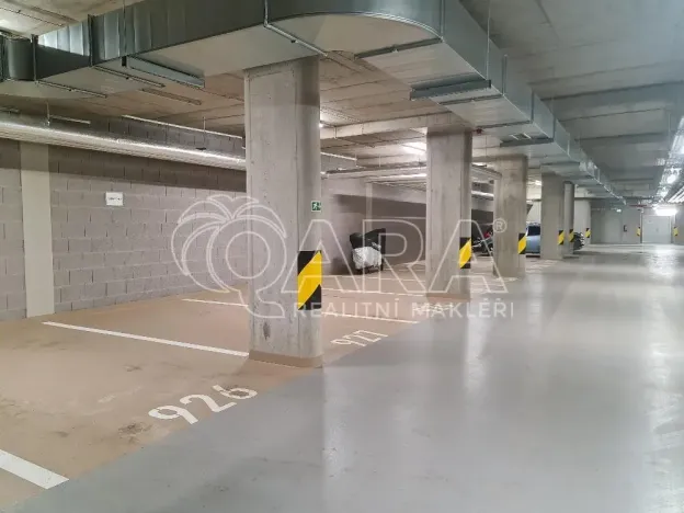Pronájem garážového stání, Praha - Modřany, Mezi vodami, 13 m2