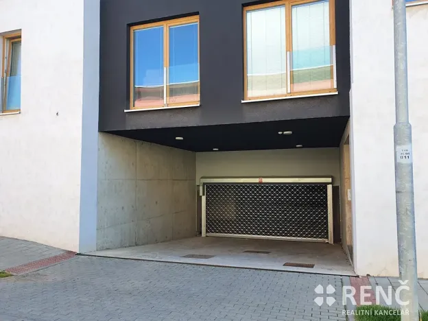 Pronájem garážového stání, Brno, Košinova, 15 m2