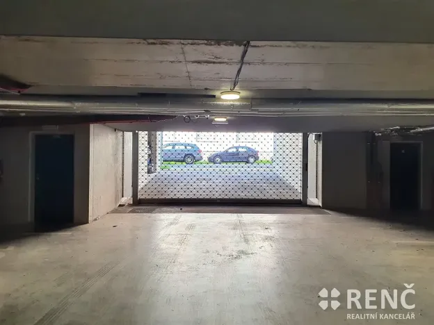 Pronájem garážového stání, Brno, Košinova, 15 m2