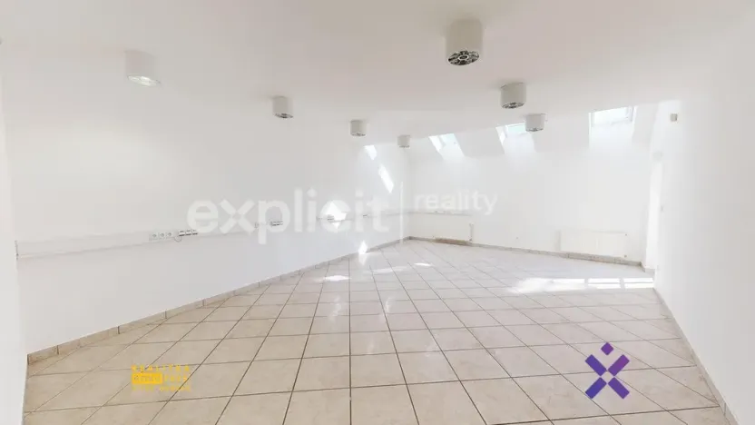 Pronájem kanceláře, Zlín, Vršava I, 460 m2